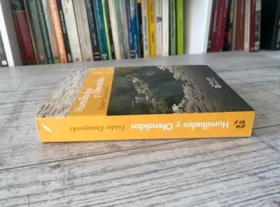 Libro 'Humillados y Ofendidos' de Fiódor Dostoyevski - miniatura 2