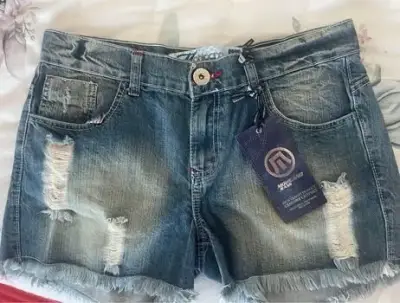 Shorts de mezclilla desgastados para mujer - miniatura 1