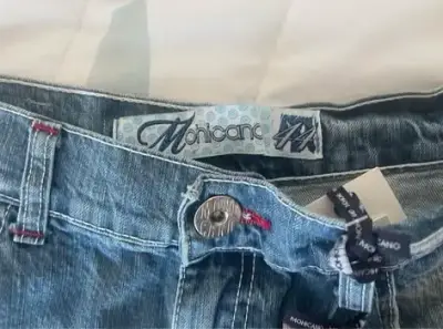 Shorts de mezclilla desgastados para mujer - miniatura 2