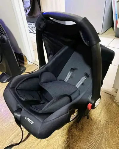 Silla de auto Cosco negra para bebé - miniatura 1