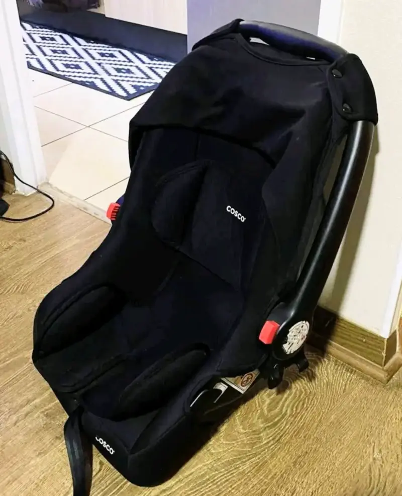 Silla de auto Cosco negra para bebé - 2