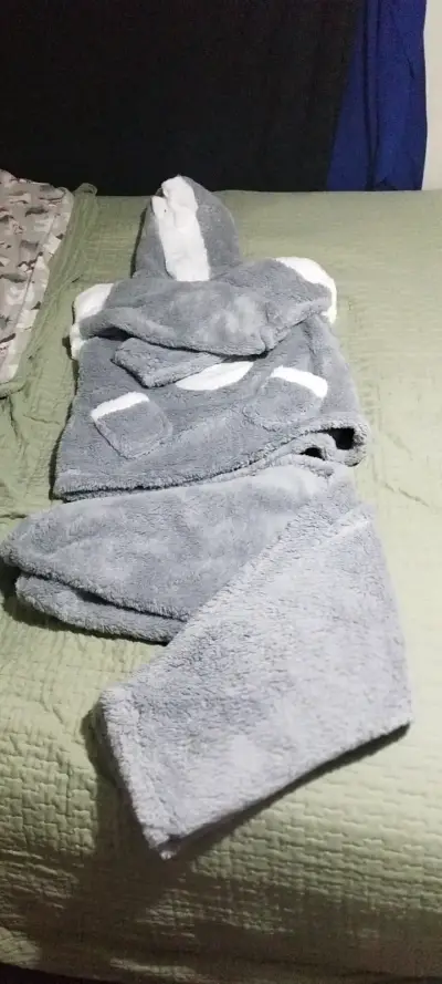 Pijama de felpa gris con capucha - miniatura 1