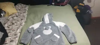 Pijama de felpa gris con capucha - miniatura 3