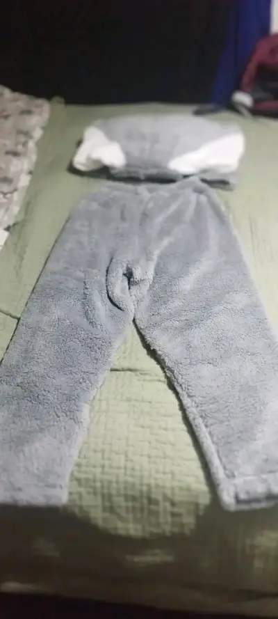 Pijama de felpa gris con capucha - miniatura 4