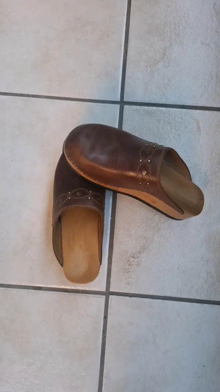 Zuecos de cuero marrón para mujer - 1