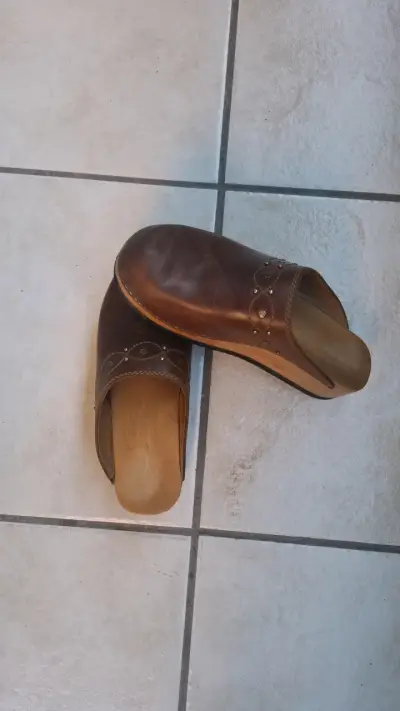 Zuecos de cuero marrón para mujer - miniatura 1