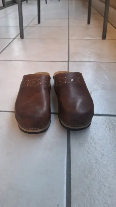 Zuecos de cuero marrón para mujer - miniatura 2