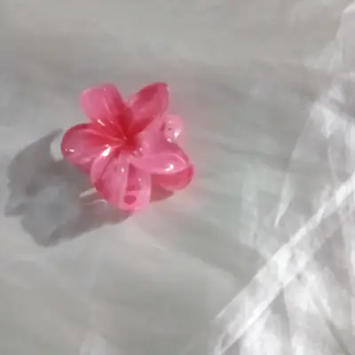 Pinza para el pelo de flor rosa de plástico - miniatura 1