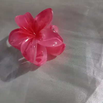 Pinza para el pelo de flor rosa de plástico - miniatura 2