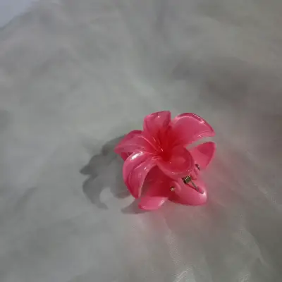 Pinza para el pelo de flor rosa de plástico - miniatura 3