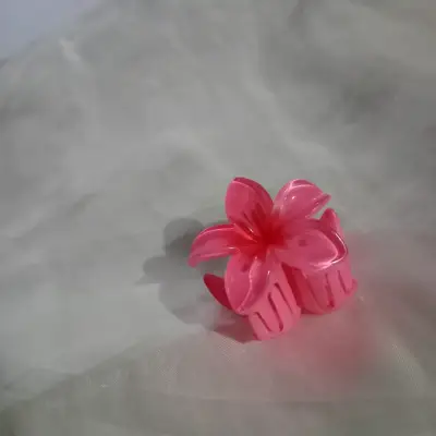 Pinza para el pelo de flor rosa de plástico - miniatura 4
