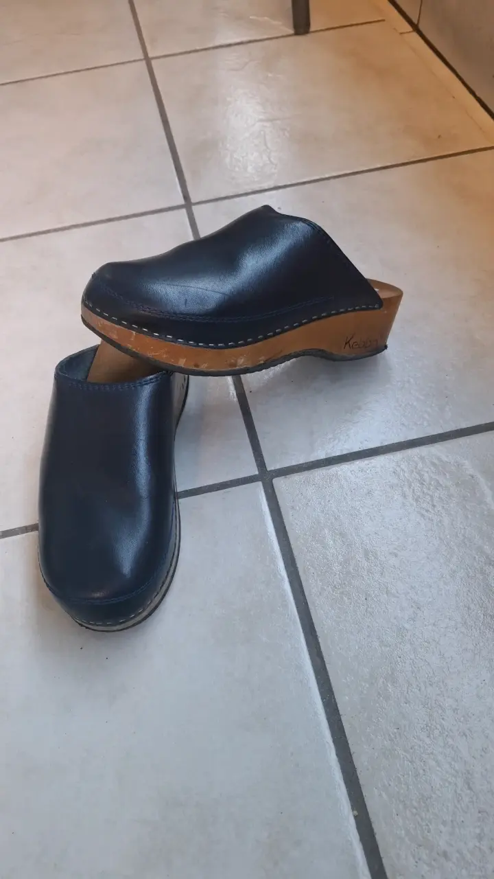 Zuecos de cuero azul con tacón de madera - 1