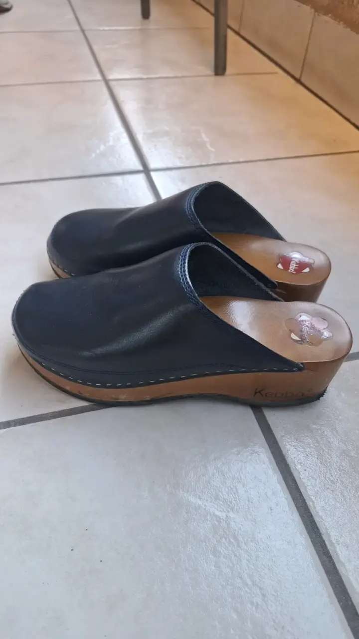 Zuecos de cuero azul con tacón de madera - 2