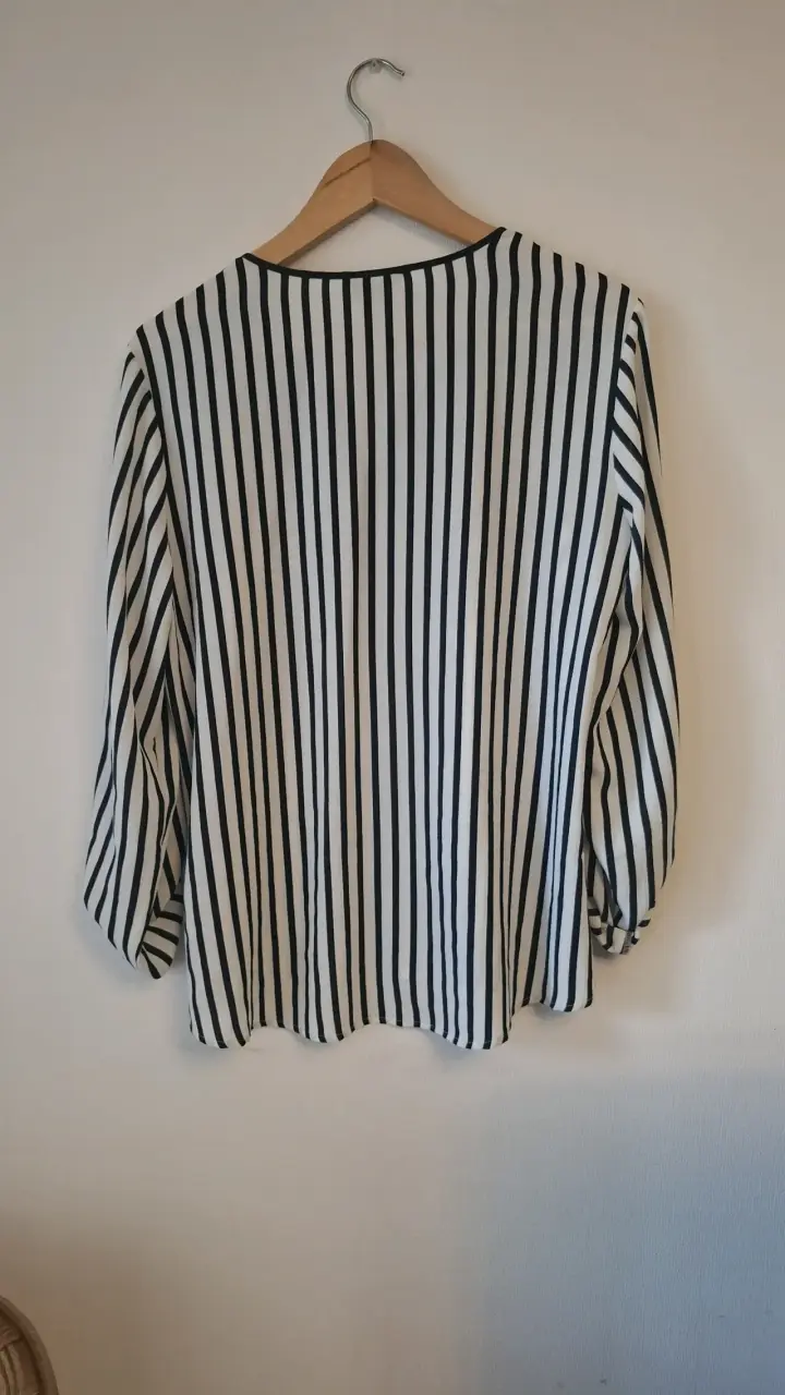 Blusa de rayas blanco y negro - 4