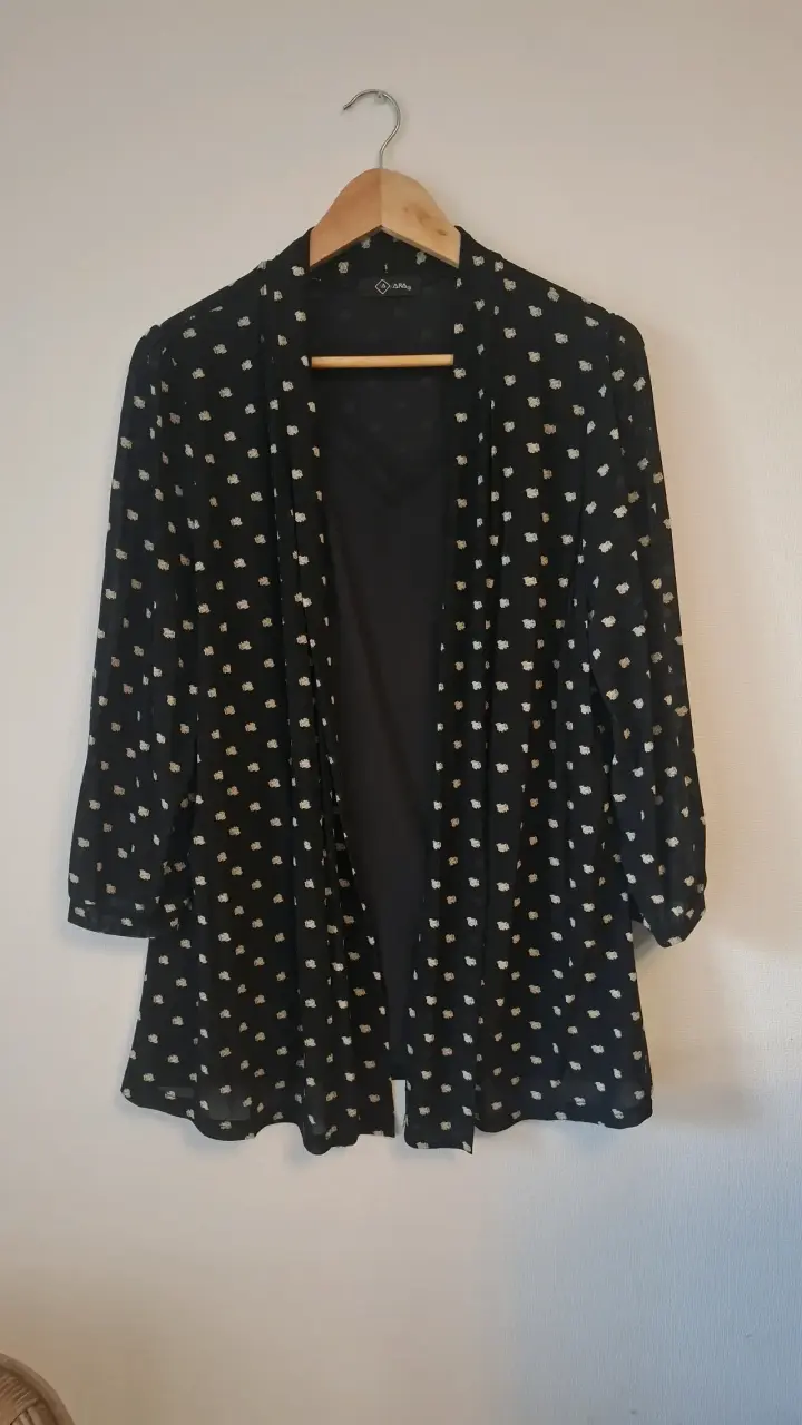Blusa 2 en 1 negro con estampado dorado - 1