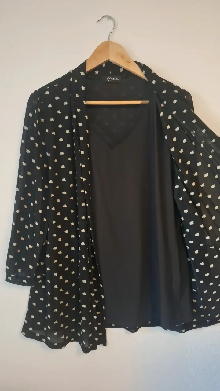 Blusa 2 en 1 negro con estampado dorado - 2