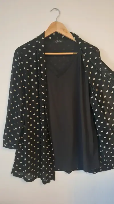 Blusa 2 en 1 negro con estampado dorado - miniatura 2