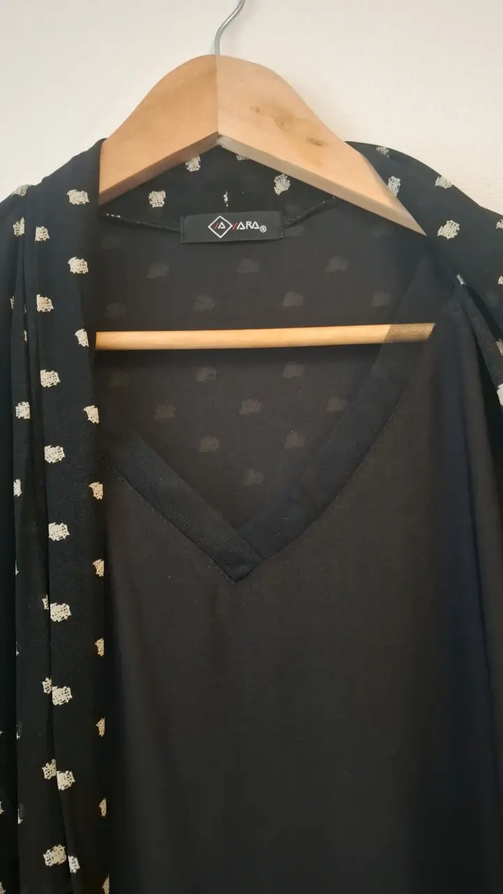 Blusa 2 en 1 negro con estampado dorado - 4