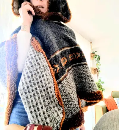 Poncho de lana con capucha - miniatura 1