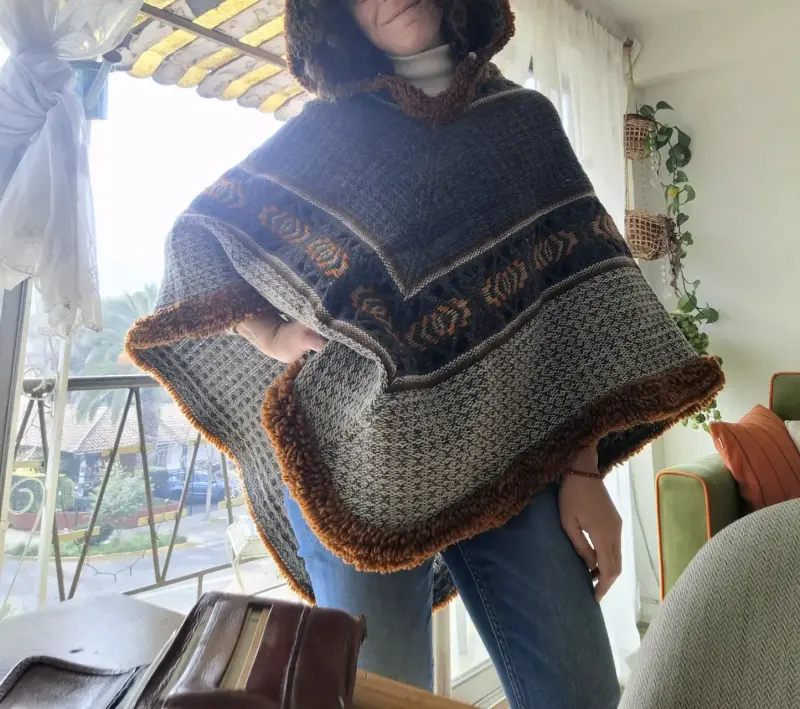 Poncho de lana con capucha - 3