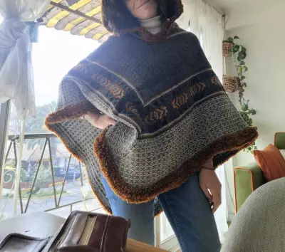 Poncho de lana con capucha - miniatura 3