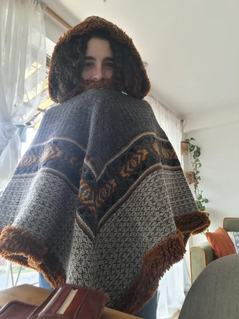 Poncho de lana con capucha - 4