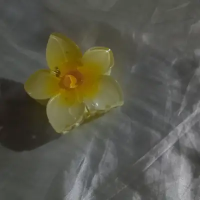 Pinza para el pelo de flor amarillo de plástico - miniatura 1