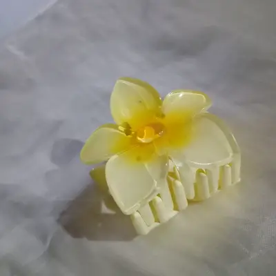 Pinza para el pelo de flor amarillo de plástico - miniatura 2