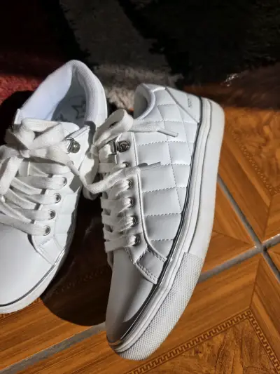Vendo Zapatillas blancas de cuero acolchado - miniatura 5