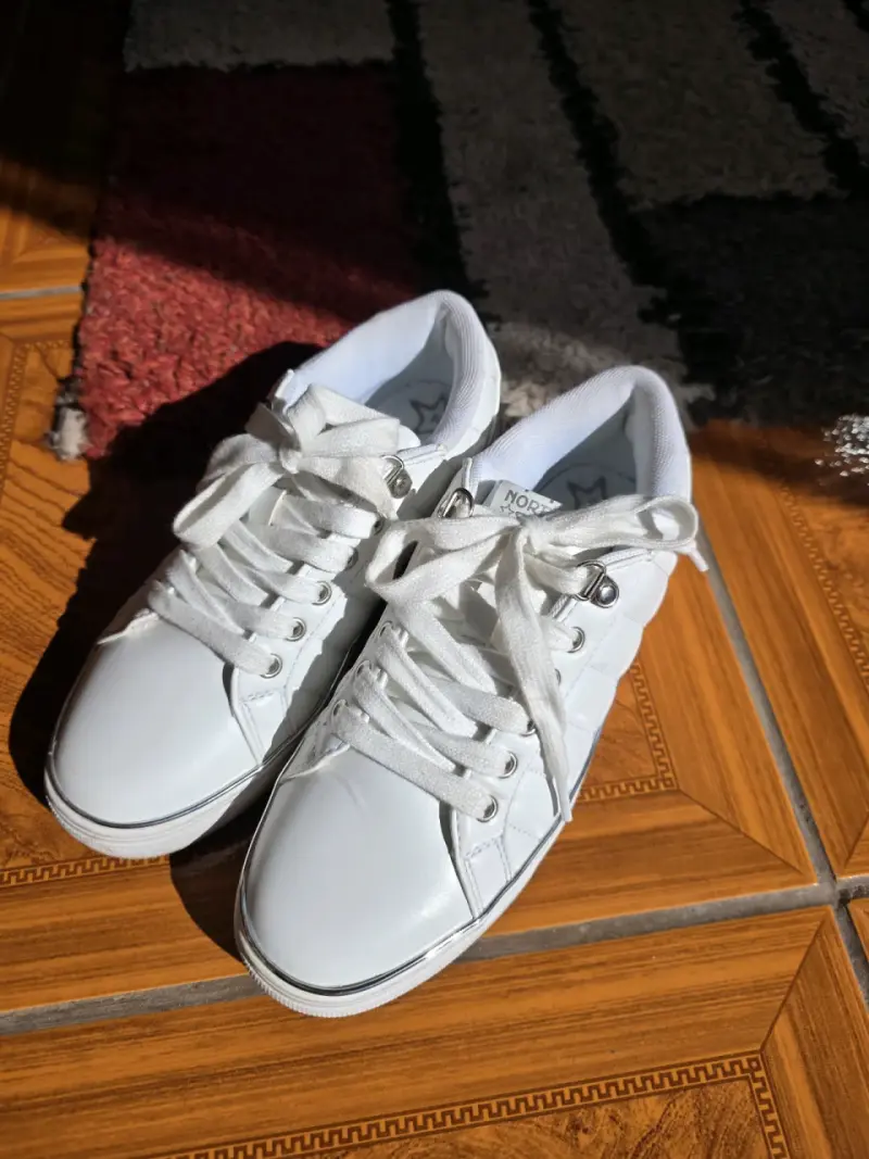 Vendo Zapatillas blancas de cuero acolchado - 6