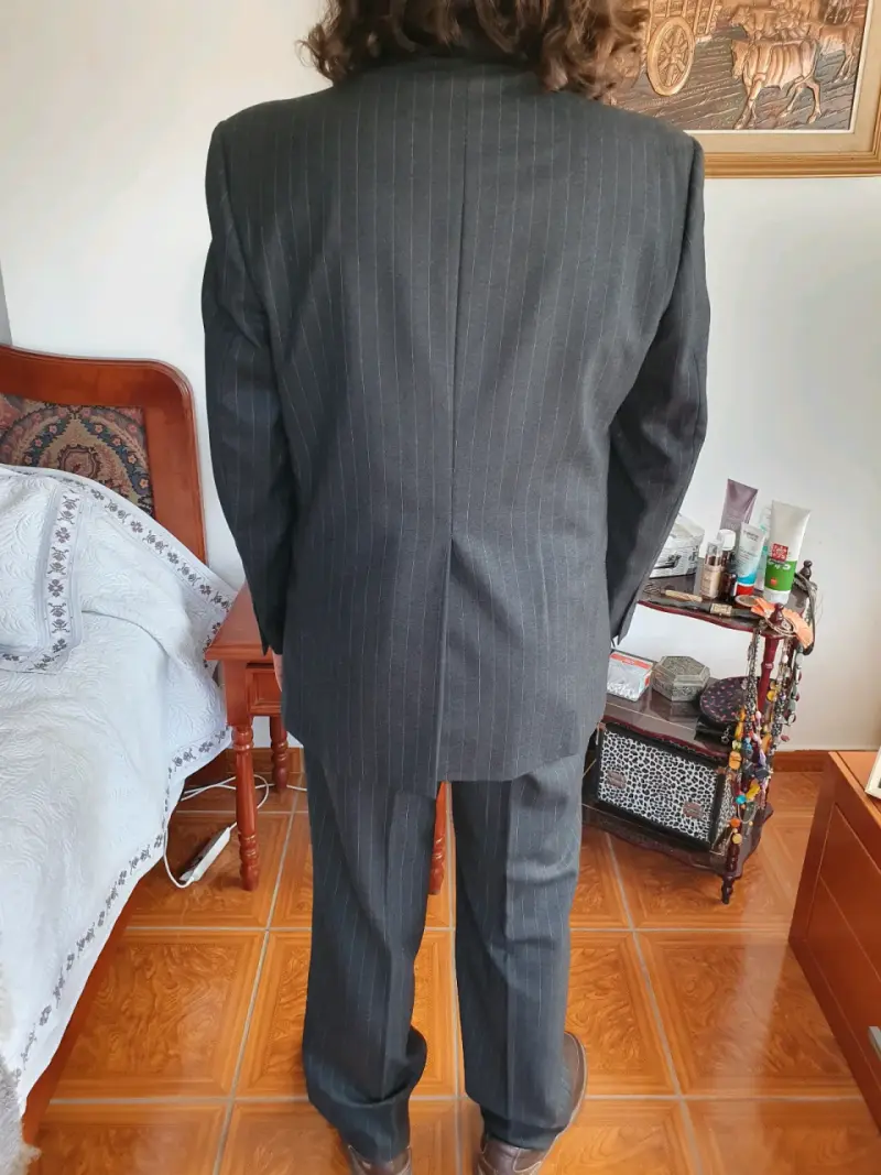 Traje formal gris a rayas para hombre - 1