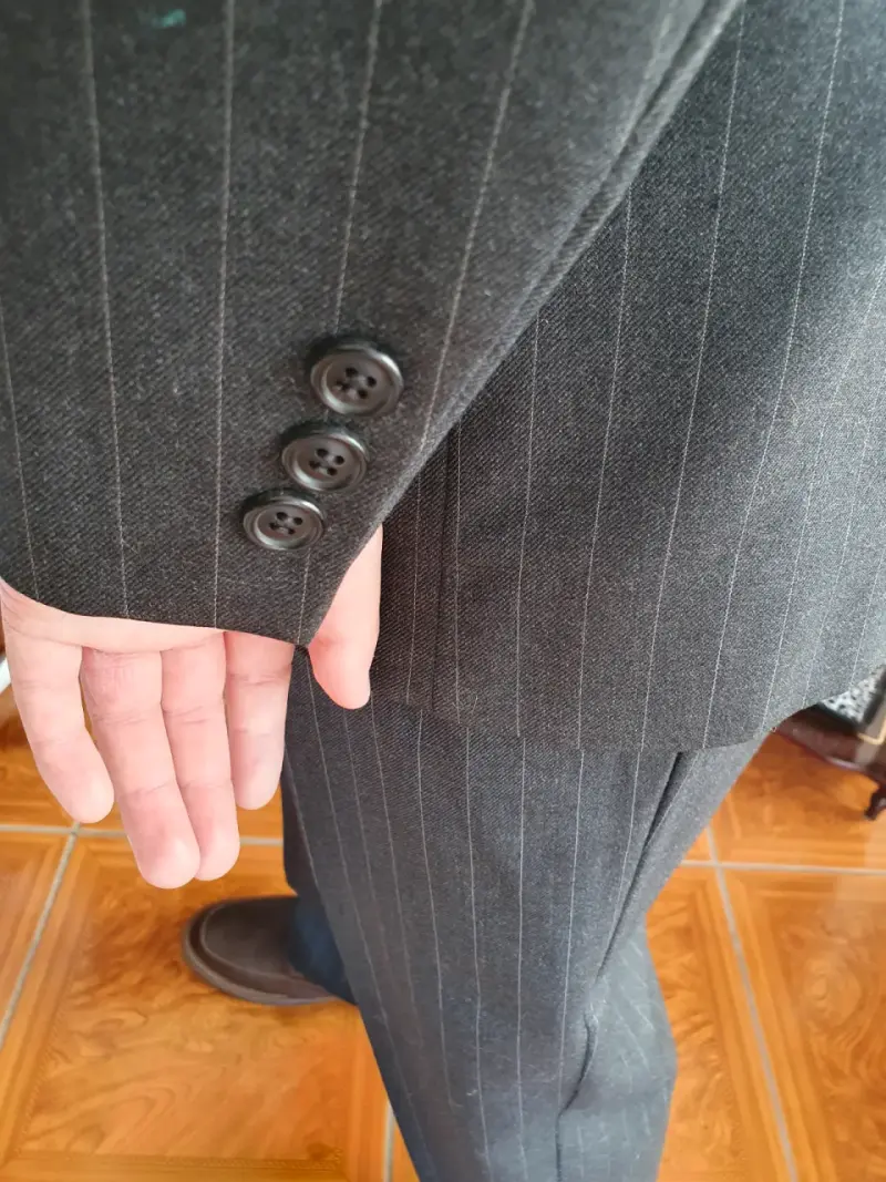 Traje formal gris a rayas para hombre - 4