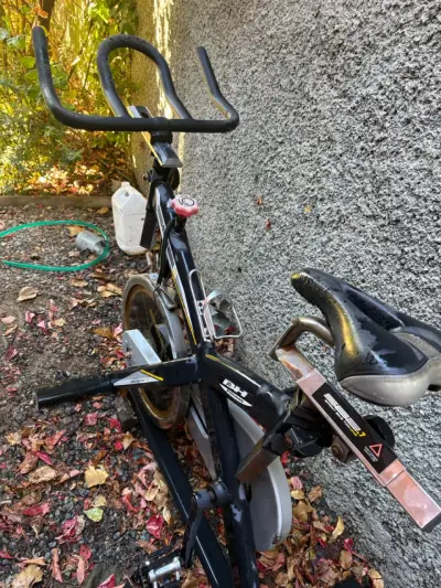 Bicicleta estática BH Fitness negra - miniatura 1