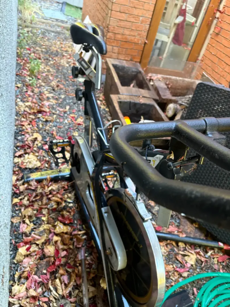 Bicicleta estática BH Fitness negra - 3