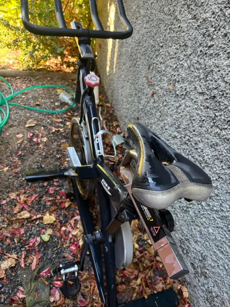 Bicicleta estática BH Fitness negra - 4
