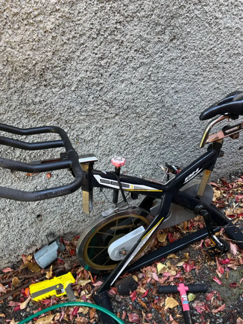 Bicicleta estática BH Fitness negra - 5