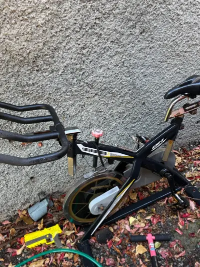 Bicicleta estática BH Fitness negra - miniatura 5