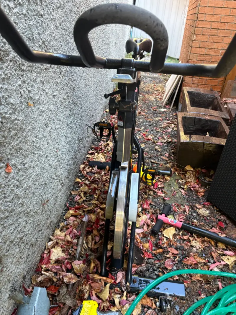 Bicicleta estática BH Fitness negra - 6