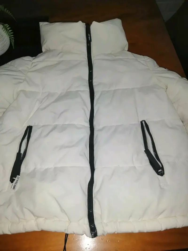 Chaqueta acolchada blanca con cierre negro - 1
