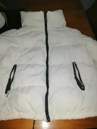 Chaqueta acolchada blanca con cierre negro - miniatura 1