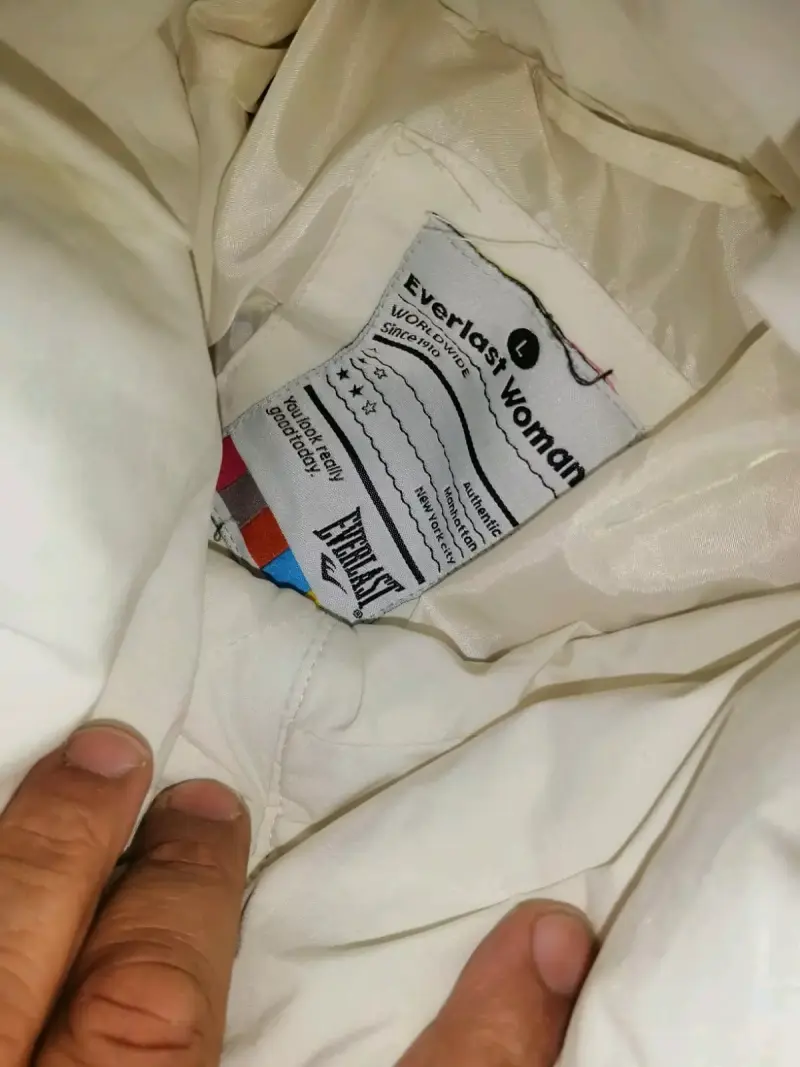 Chaqueta acolchada blanca con cierre negro - 2