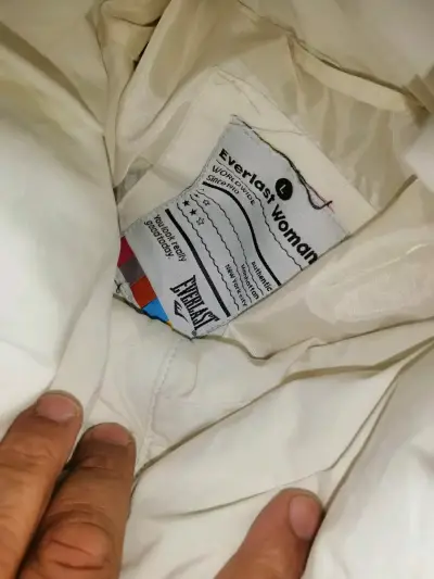 Chaqueta acolchada blanca con cierre negro - miniatura 2