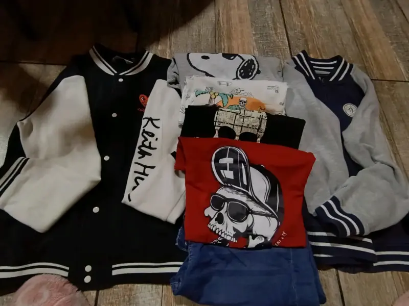 Lote de polerones y poleras estampadas - 1