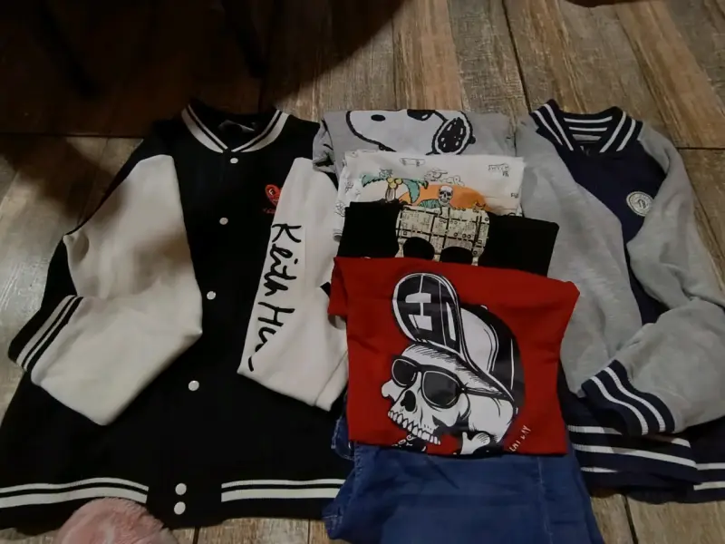 Lote de polerones y poleras estampadas - 2