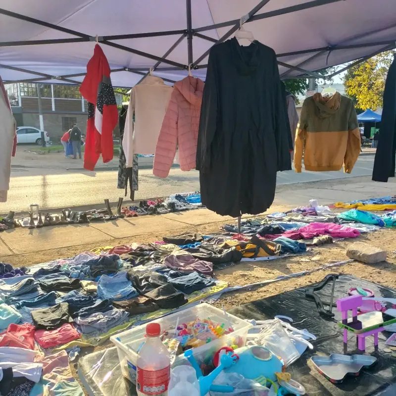 Ropa variada para mujer y niño - 1