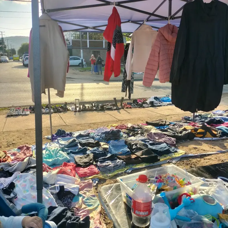 Ropa variada para mujer y niño - 2