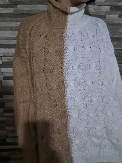 Suéter de lana bicolor con cuello alto - miniatura 2