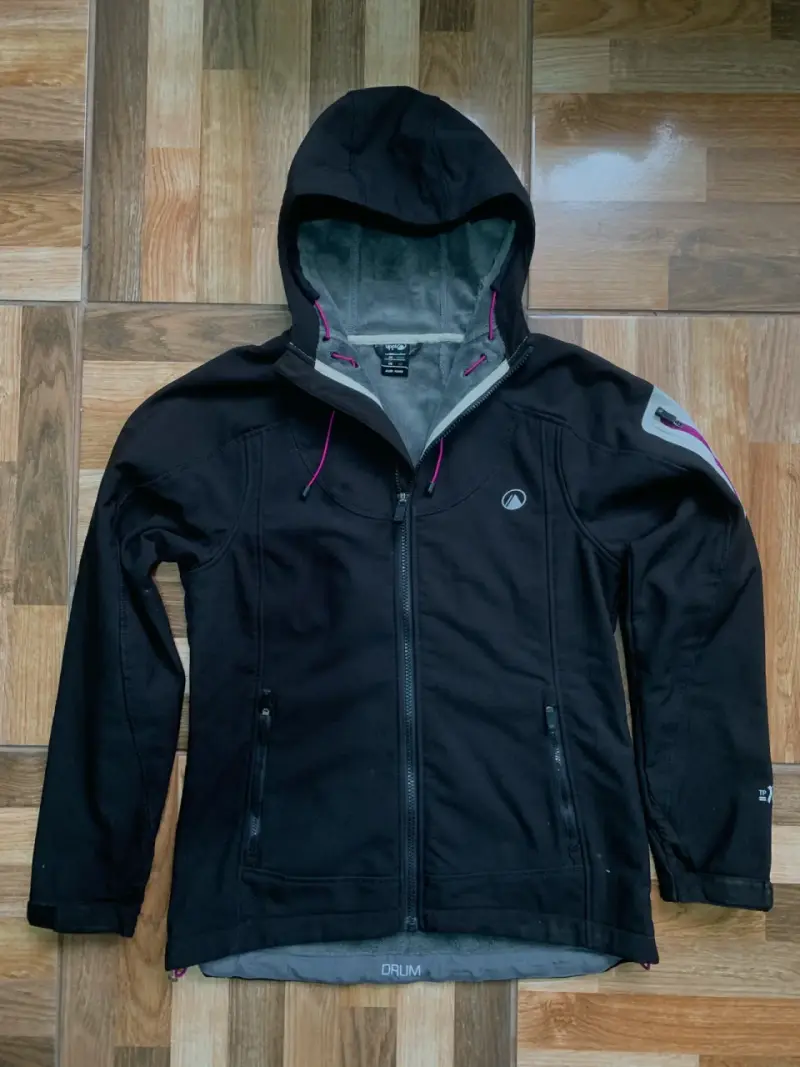 Chaqueta LIPPI negra con capucha