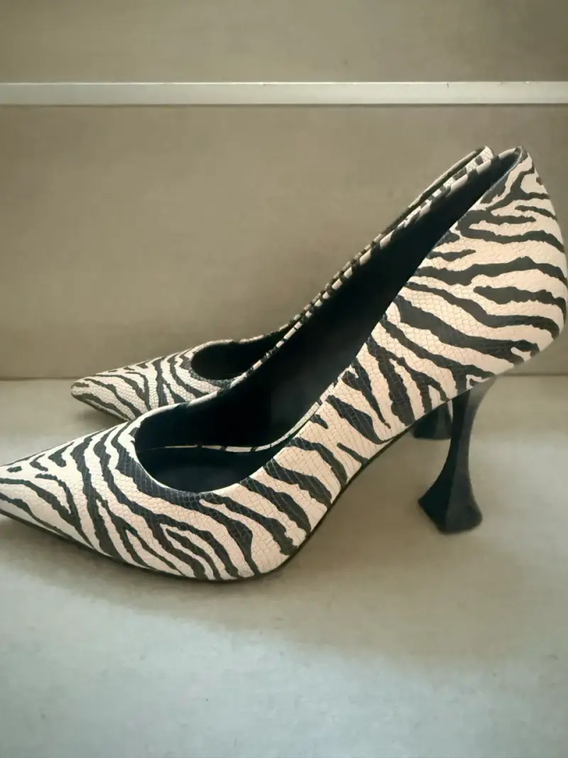 Tacones Vince Camuto estampado cebra - 2