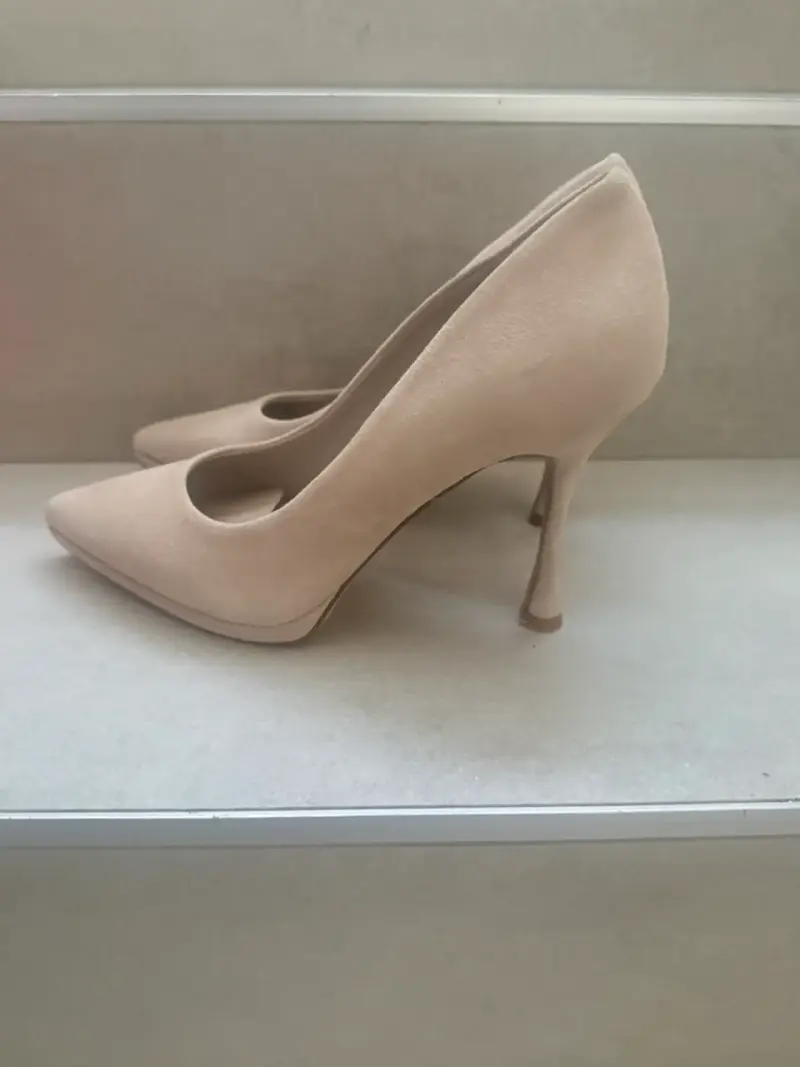 Zapatos de tacón beige elegantes vince camuto - 2